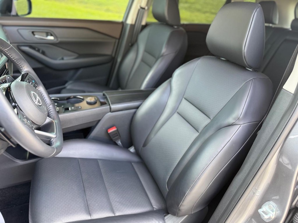 Nissan Rogue Vehicle Full-screen Gallery Image 15