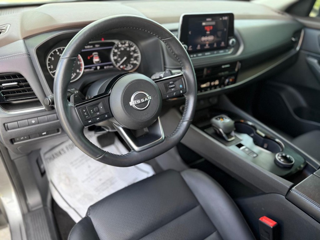 Nissan Rogue Vehicle Full-screen Gallery Image 16