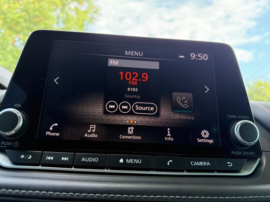 Nissan Rogue Vehicle Full-screen Gallery Image 22