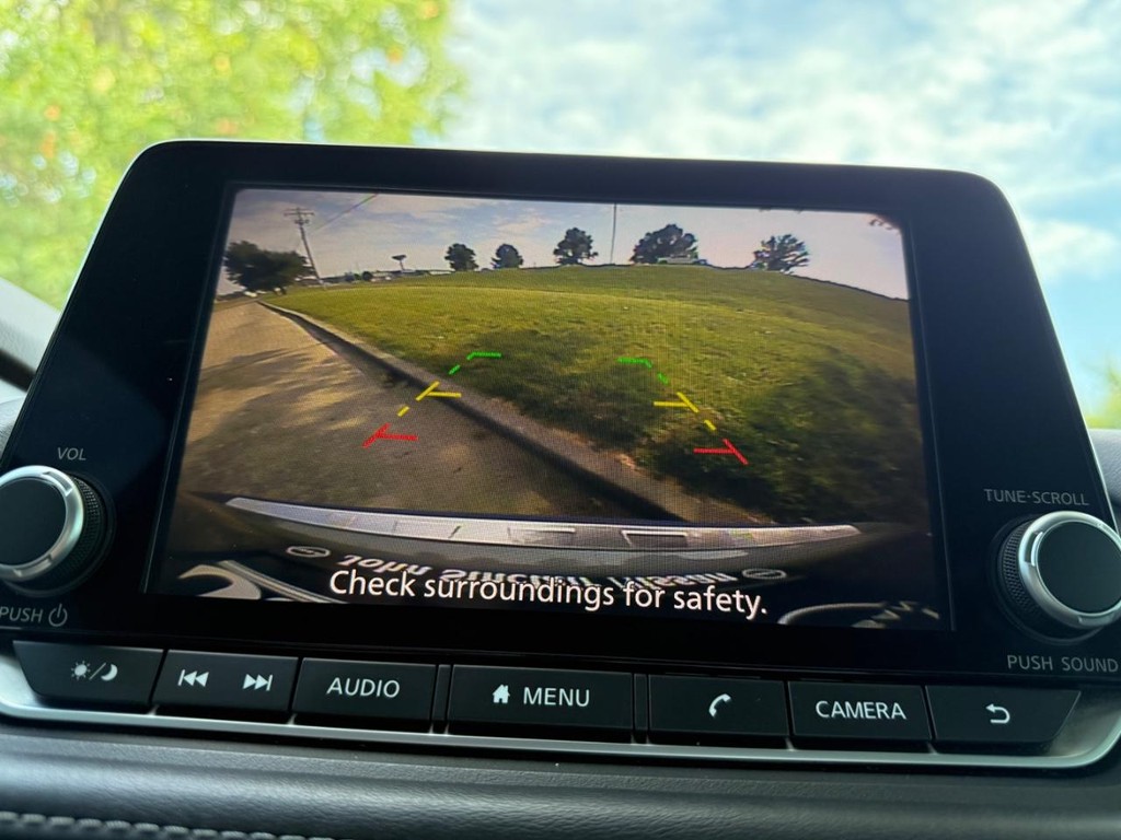 Nissan Rogue Vehicle Full-screen Gallery Image 23