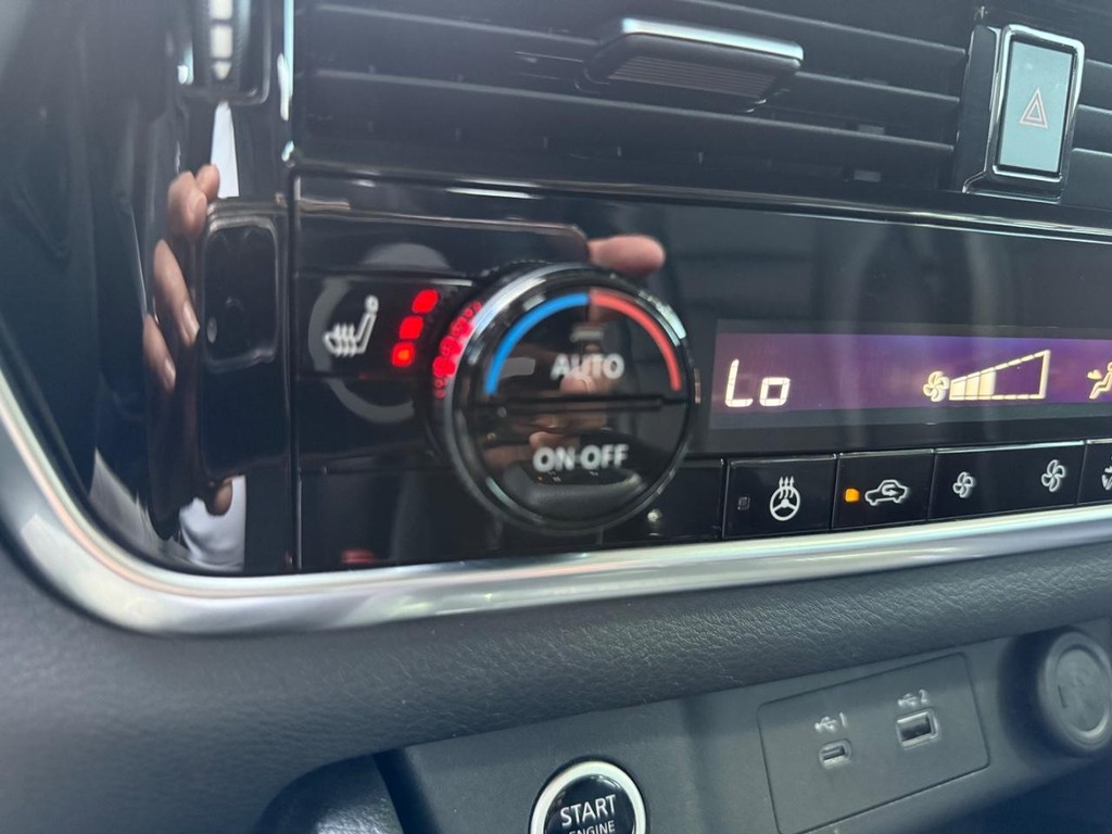 Nissan Rogue Vehicle Full-screen Gallery Image 24