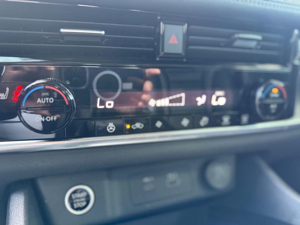 Nissan Rogue Vehicle Full-screen Gallery Image 25