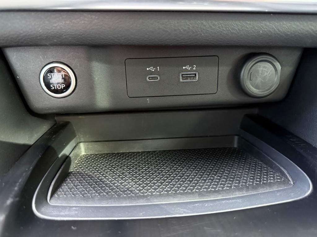 Nissan Rogue Vehicle Full-screen Gallery Image 26