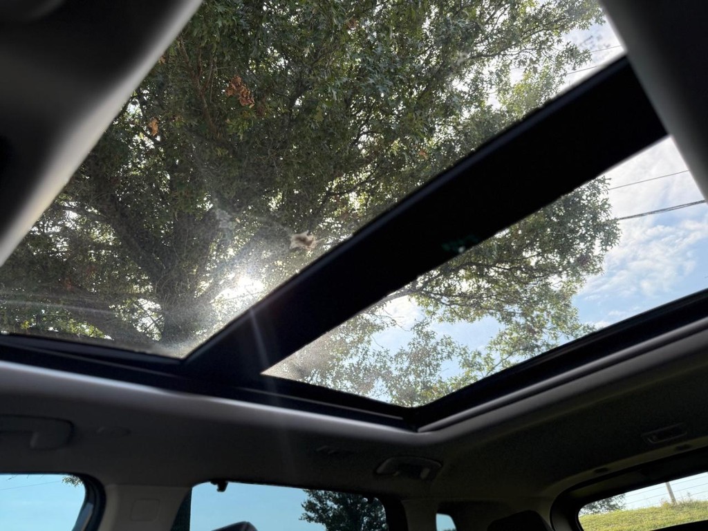 Nissan Rogue Vehicle Full-screen Gallery Image 29