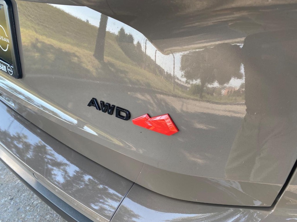 Nissan Rogue Vehicle Full-screen Gallery Image 04