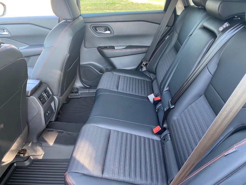 Nissan Rogue Vehicle Full-screen Gallery Image 05