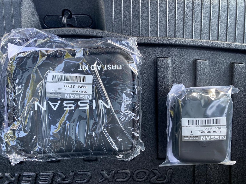 Nissan Rogue Vehicle Full-screen Gallery Image 06