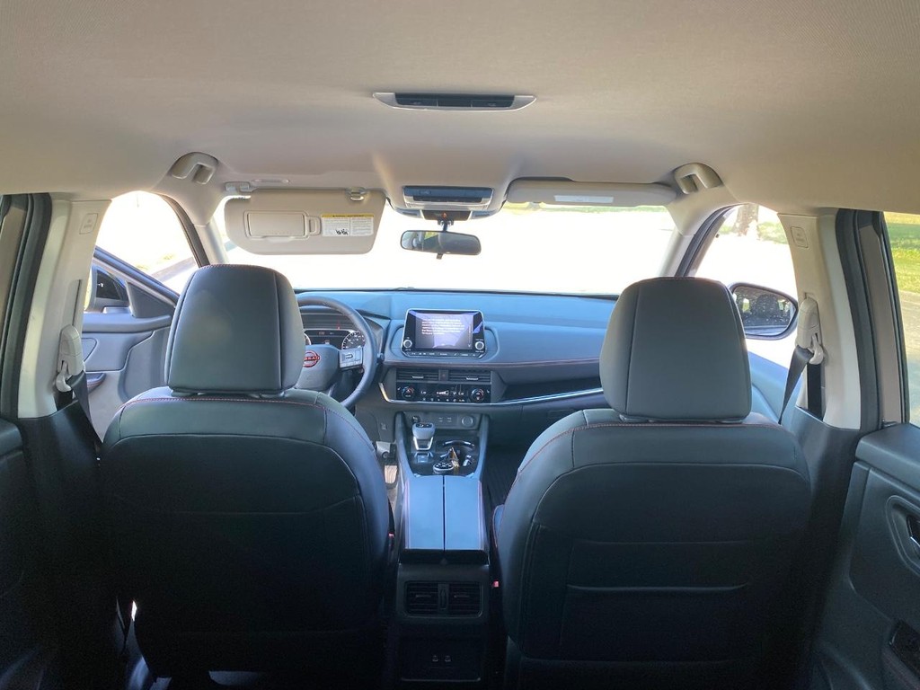 Nissan Rogue Vehicle Full-screen Gallery Image 07