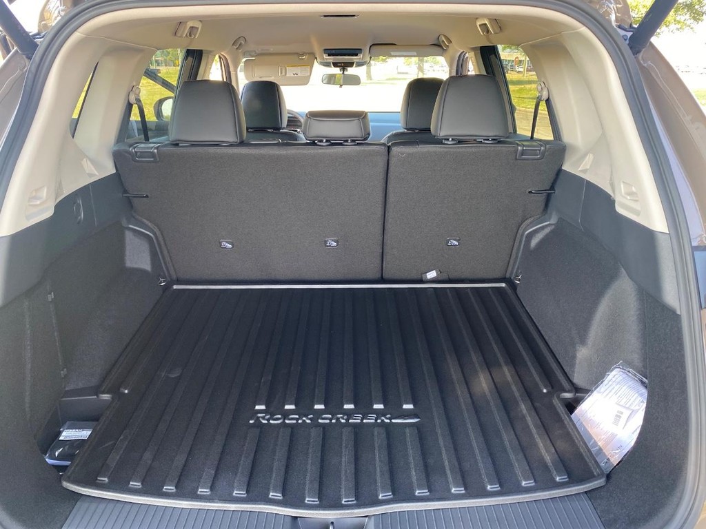 Nissan Rogue Vehicle Full-screen Gallery Image 08