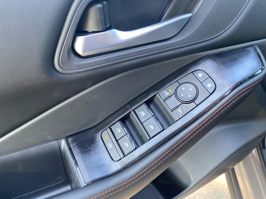 Nissan Rogue Vehicle Full-screen Gallery Image 09