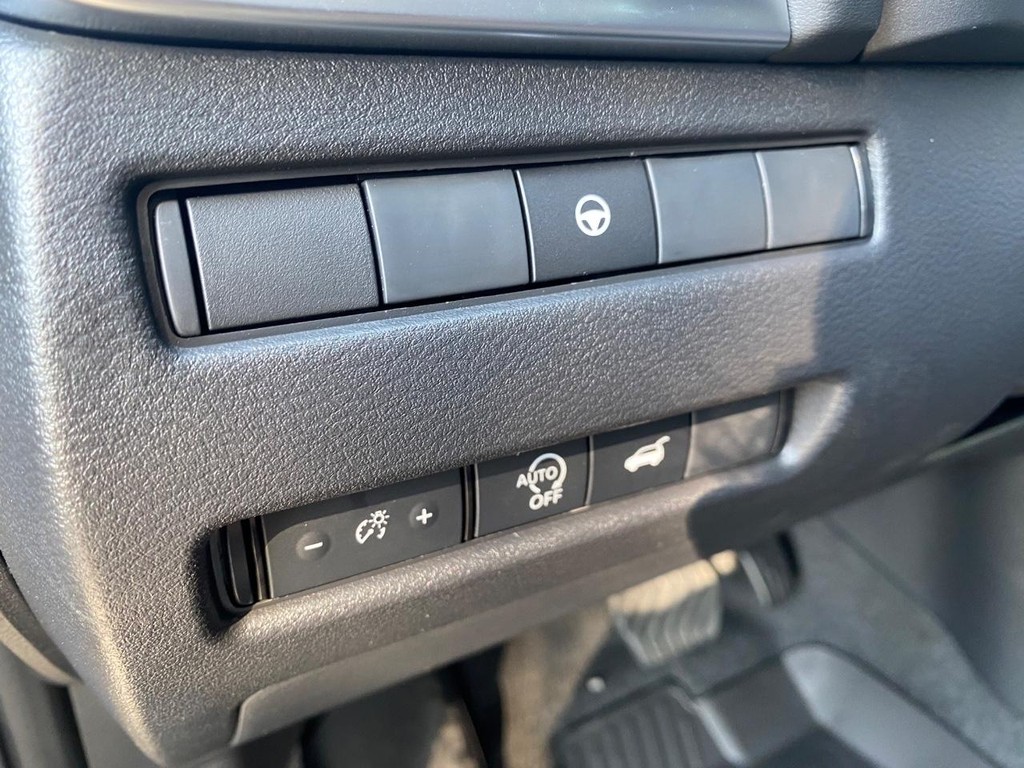 Nissan Rogue Vehicle Full-screen Gallery Image 11