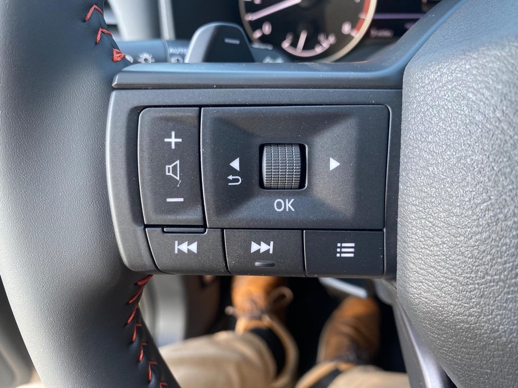 Nissan Rogue Vehicle Full-screen Gallery Image 13