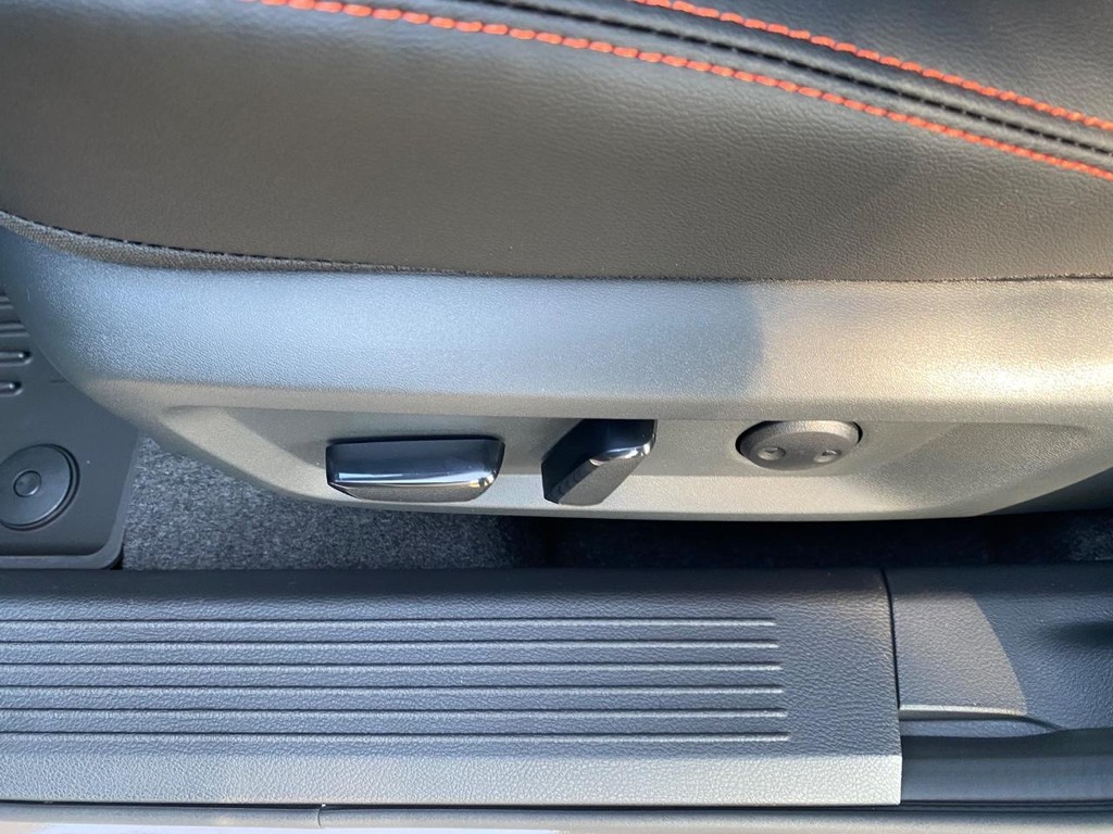 Nissan Rogue Vehicle Full-screen Gallery Image 14