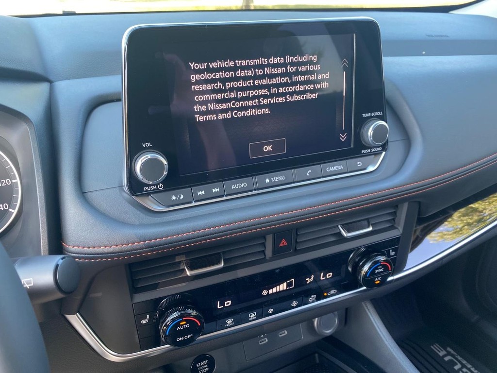 Nissan Rogue Vehicle Full-screen Gallery Image 15