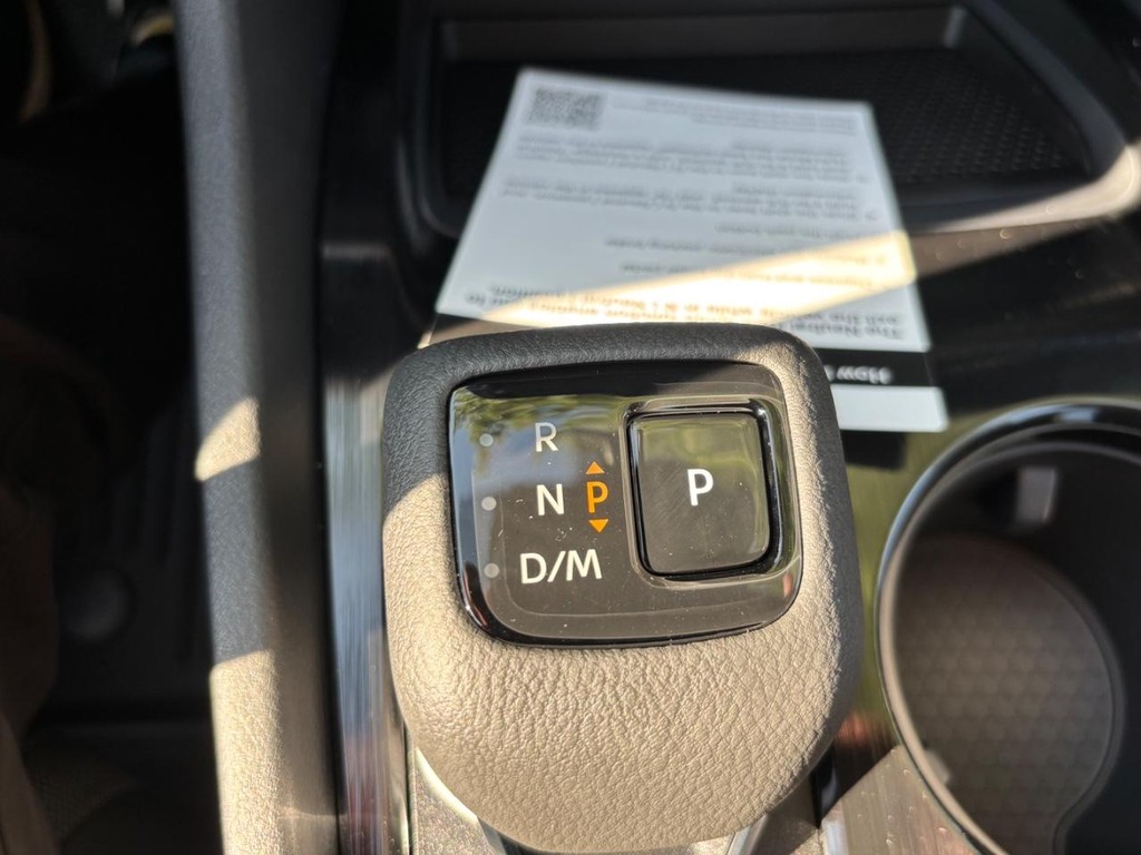 Nissan Rogue Vehicle Full-screen Gallery Image 03