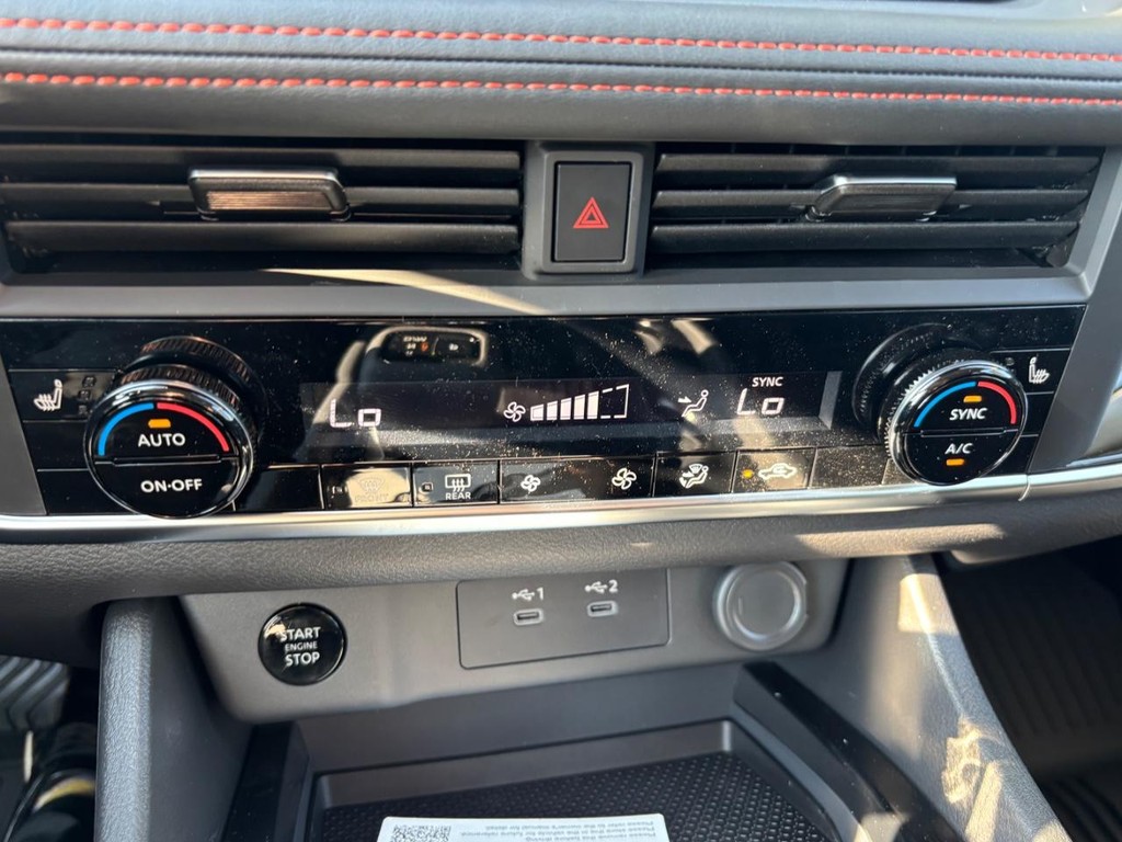 Nissan Rogue Vehicle Full-screen Gallery Image 04