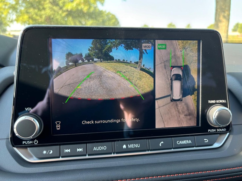 Nissan Rogue Vehicle Full-screen Gallery Image 05