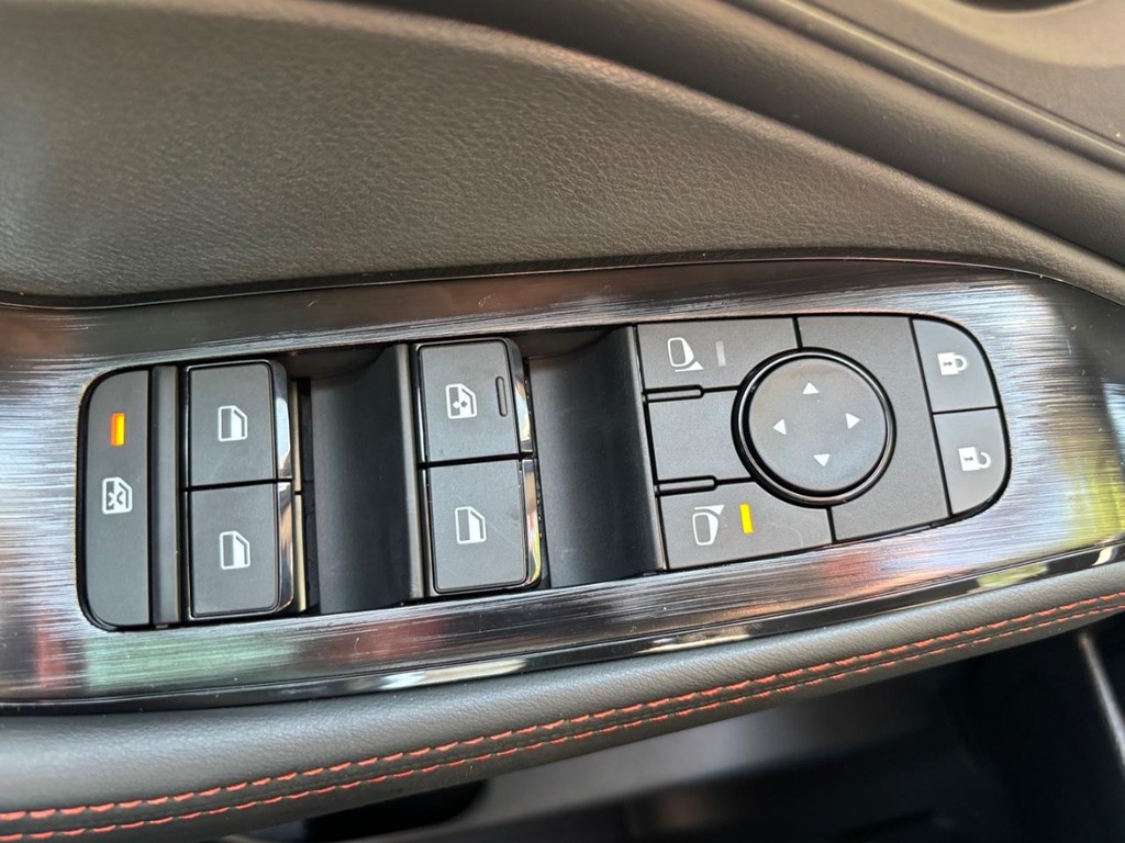 Nissan Rogue Vehicle Full-screen Gallery Image 08