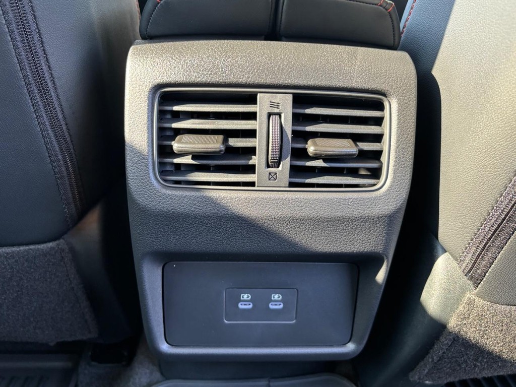 Nissan Rogue Vehicle Full-screen Gallery Image 09