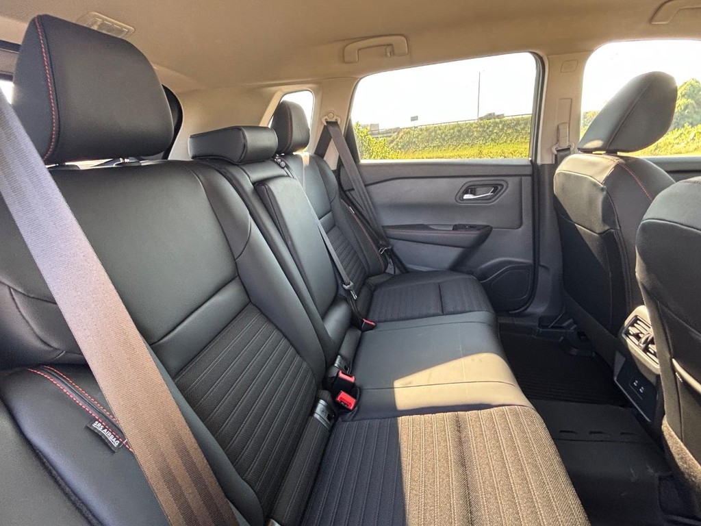 Nissan Rogue Vehicle Full-screen Gallery Image 10