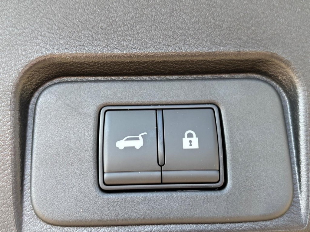 Nissan Rogue Vehicle Full-screen Gallery Image 11