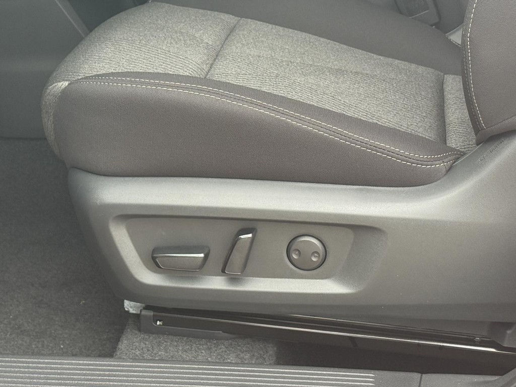 Nissan Rogue Vehicle Full-screen Gallery Image 03