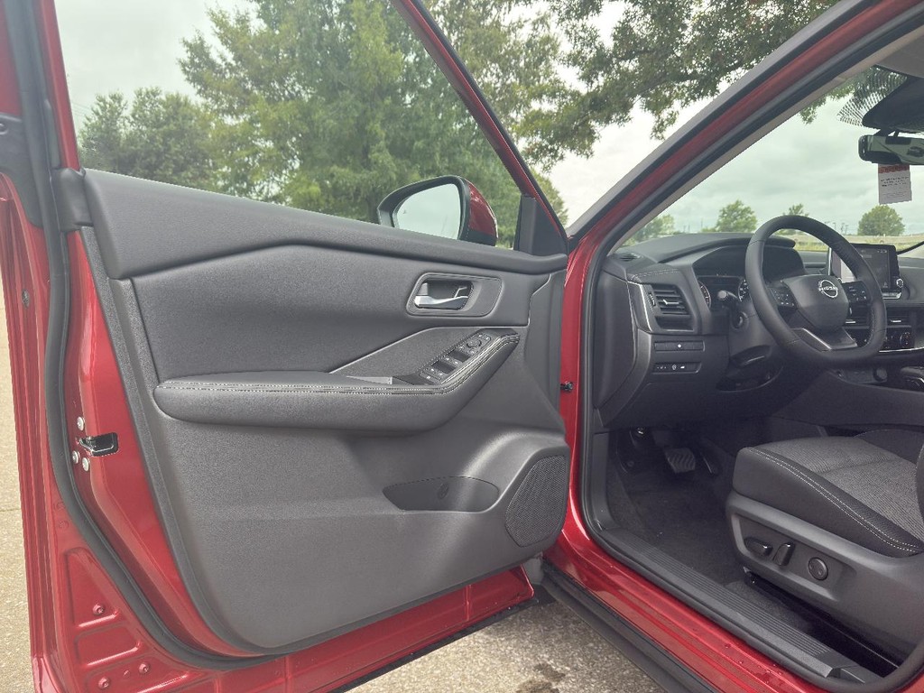 Nissan Rogue Vehicle Full-screen Gallery Image 04