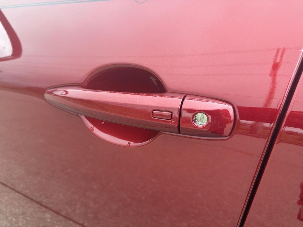 Nissan Rogue Vehicle Full-screen Gallery Image 05