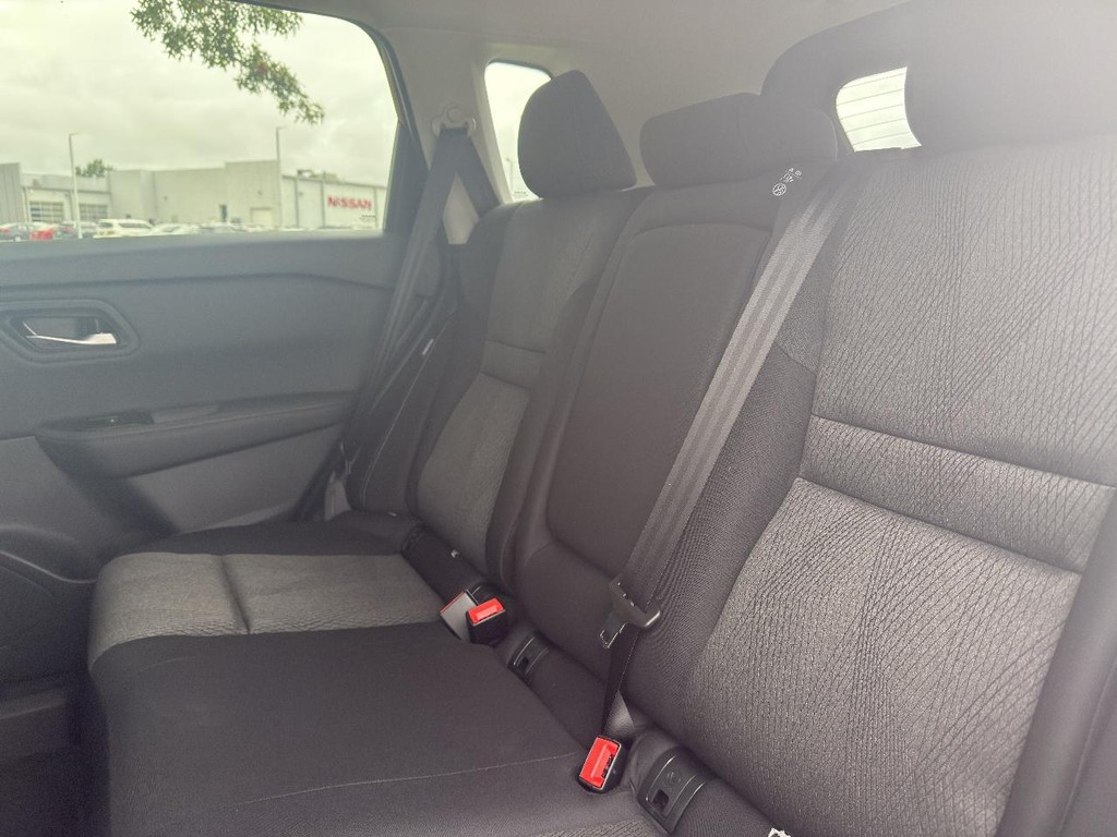 Nissan Rogue Vehicle Full-screen Gallery Image 06