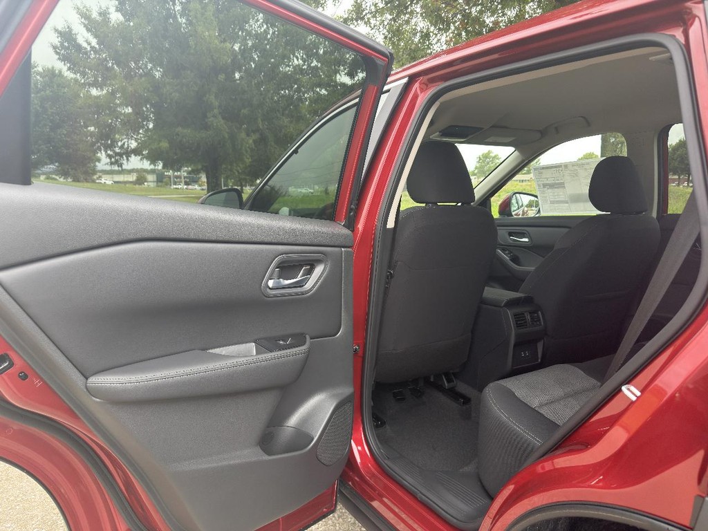 Nissan Rogue Vehicle Full-screen Gallery Image 07