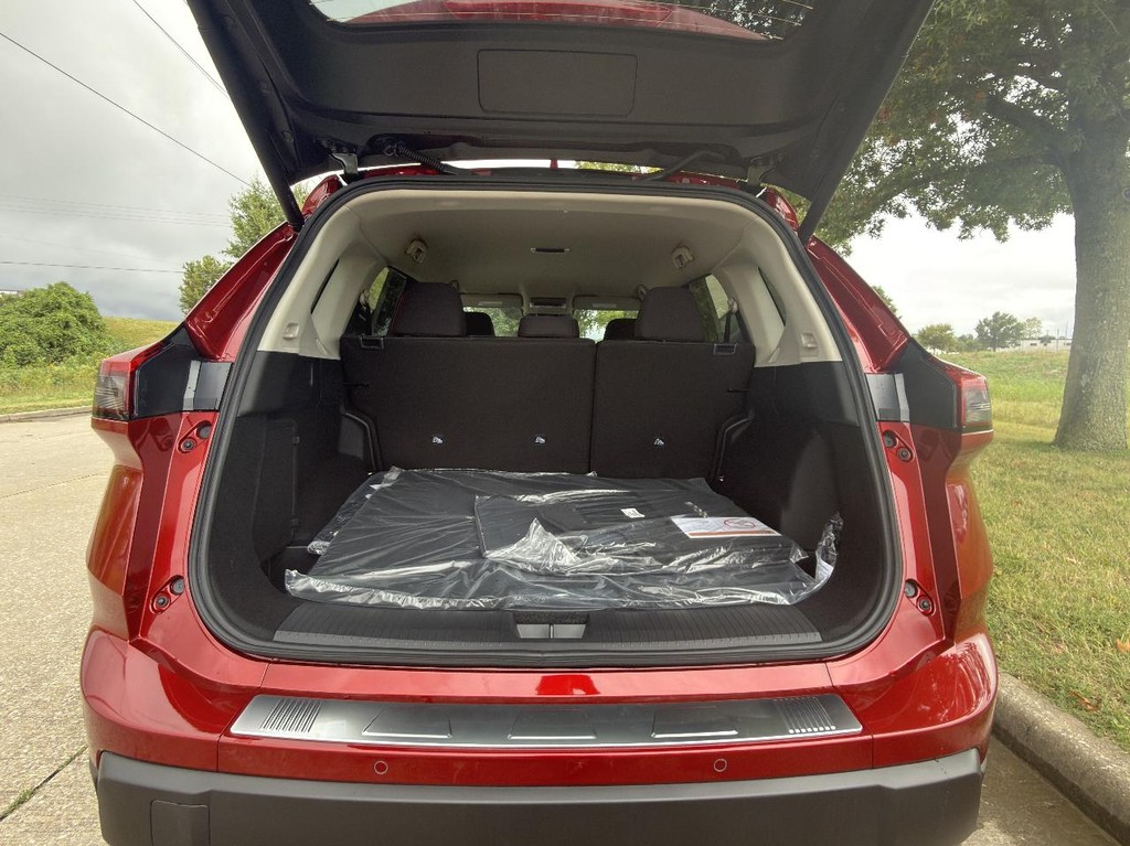 Nissan Rogue Vehicle Full-screen Gallery Image 10