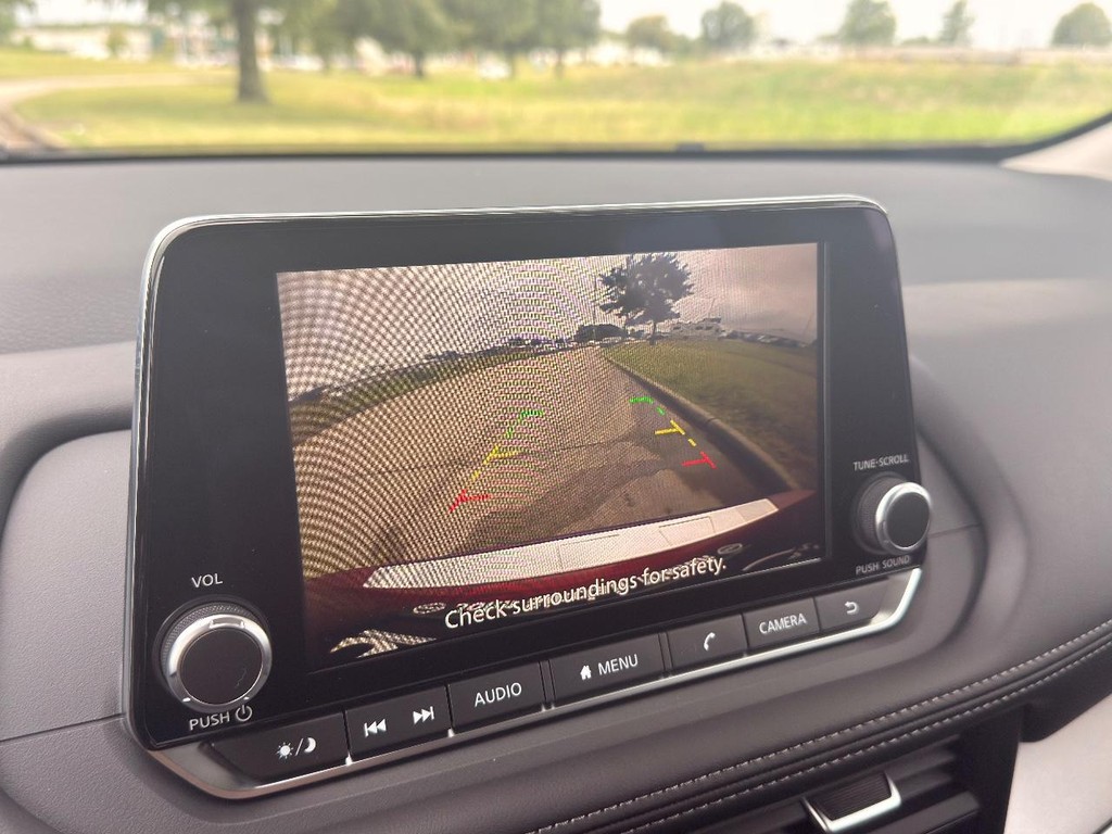 Nissan Rogue Vehicle Full-screen Gallery Image 11