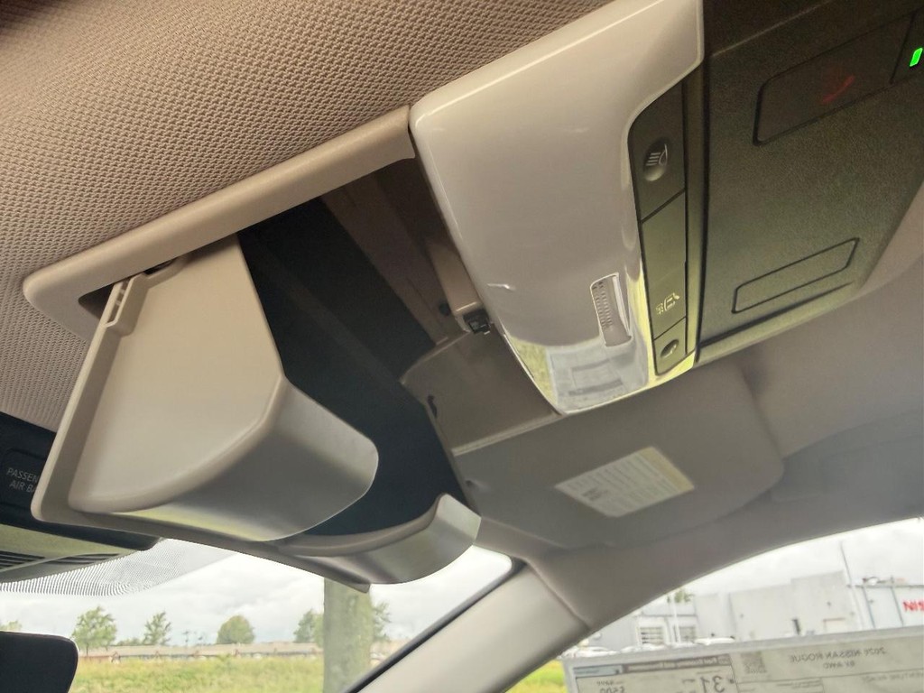 Nissan Rogue Vehicle Full-screen Gallery Image 12