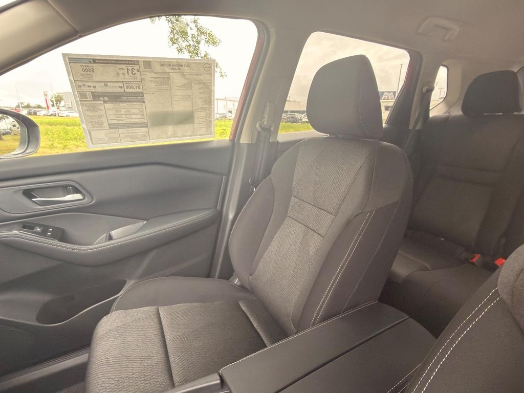 Nissan Rogue Vehicle Full-screen Gallery Image 13