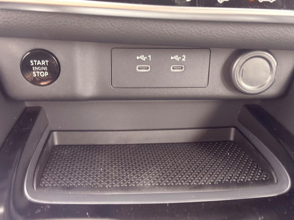 Nissan Rogue Vehicle Full-screen Gallery Image 16