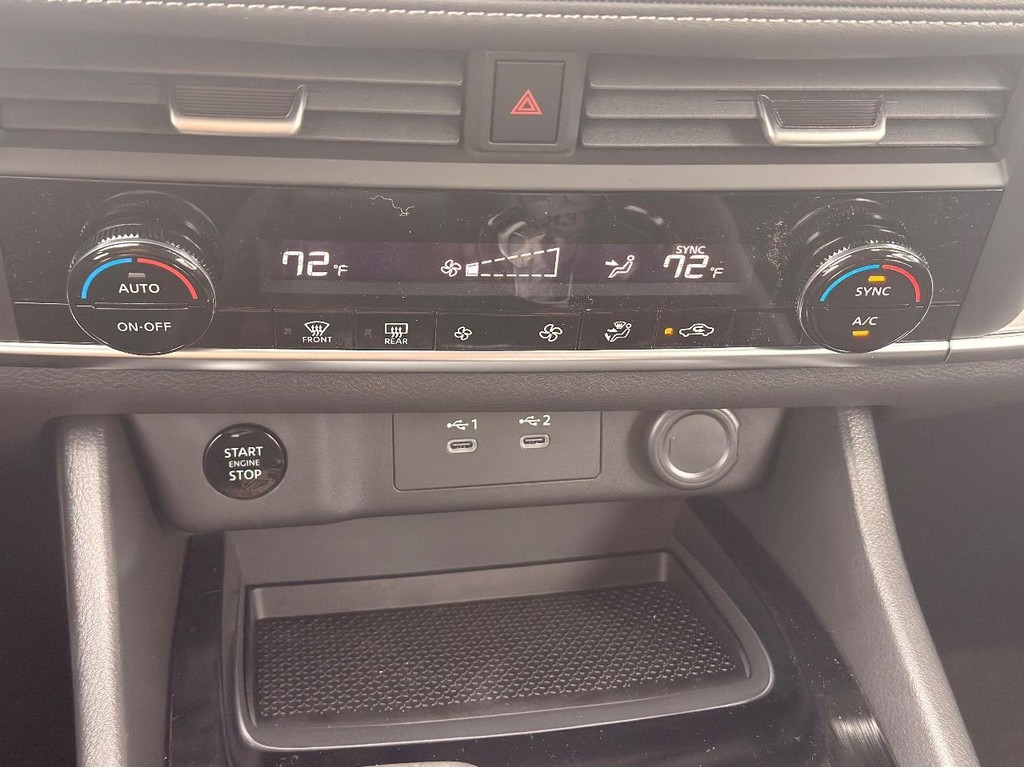 Nissan Rogue Vehicle Full-screen Gallery Image 17