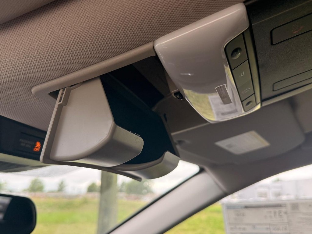 Nissan Rogue Vehicle Full-screen Gallery Image 02