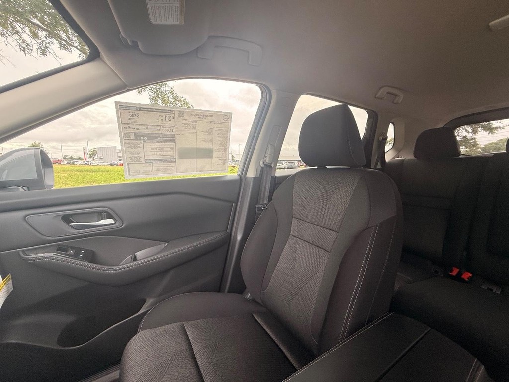 Nissan Rogue Vehicle Full-screen Gallery Image 04