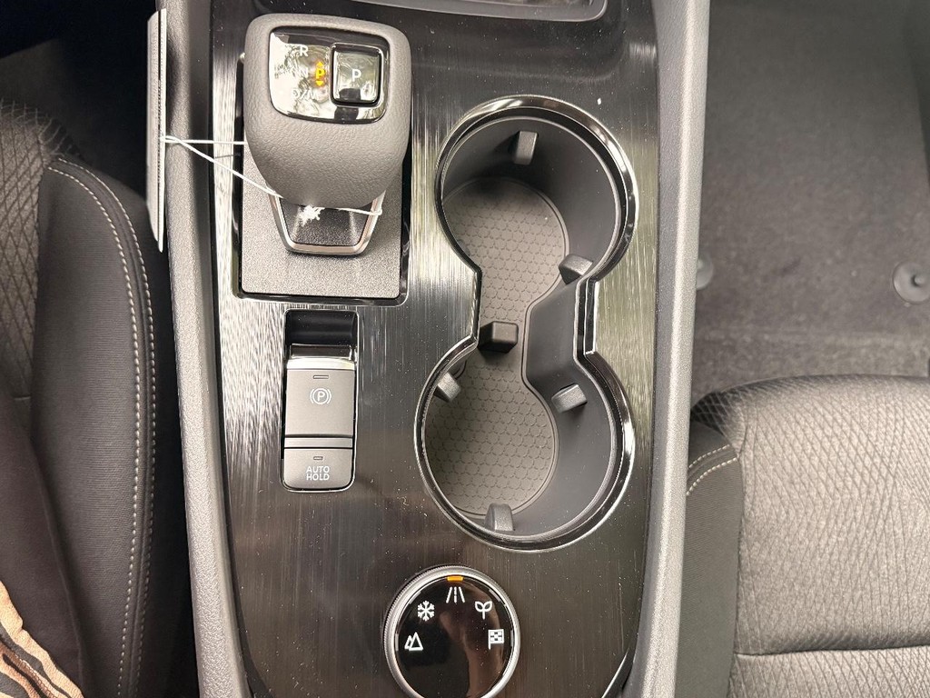 Nissan Rogue Vehicle Full-screen Gallery Image 05