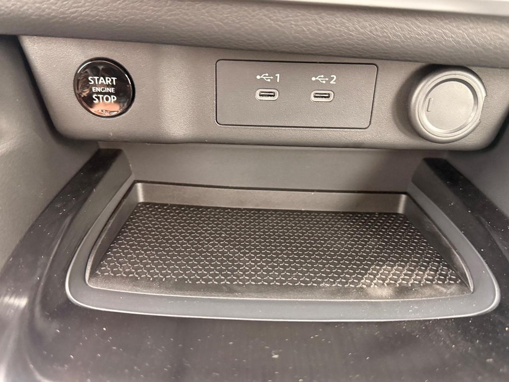 Nissan Rogue Vehicle Full-screen Gallery Image 06