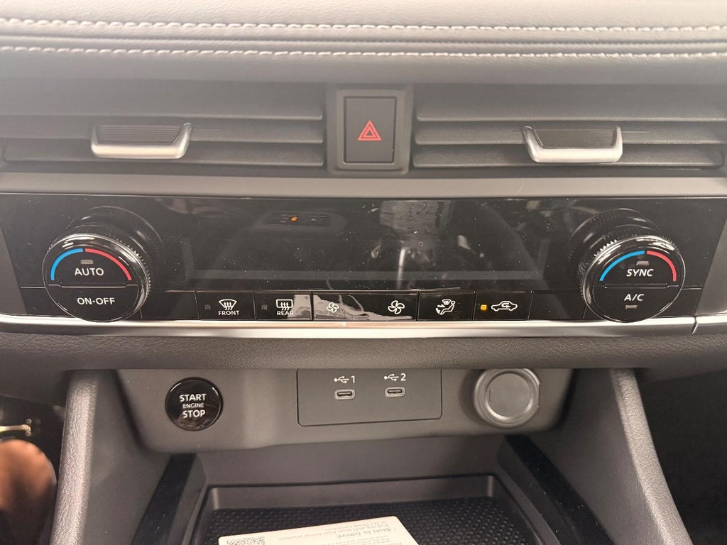 Nissan Rogue Vehicle Full-screen Gallery Image 07