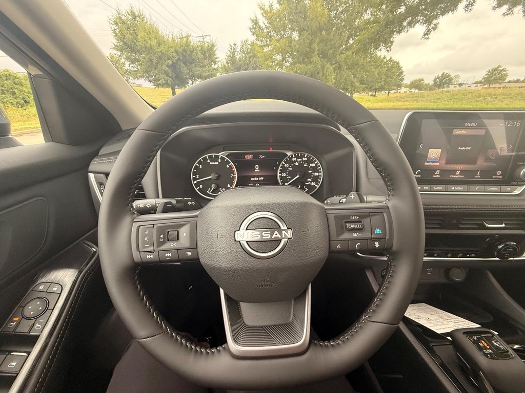 Nissan Rogue Vehicle Full-screen Gallery Image 10