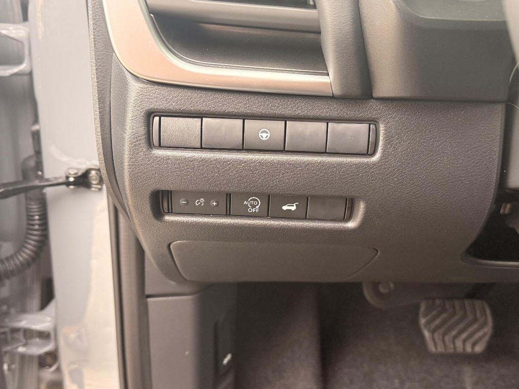 Nissan Rogue Vehicle Full-screen Gallery Image 11