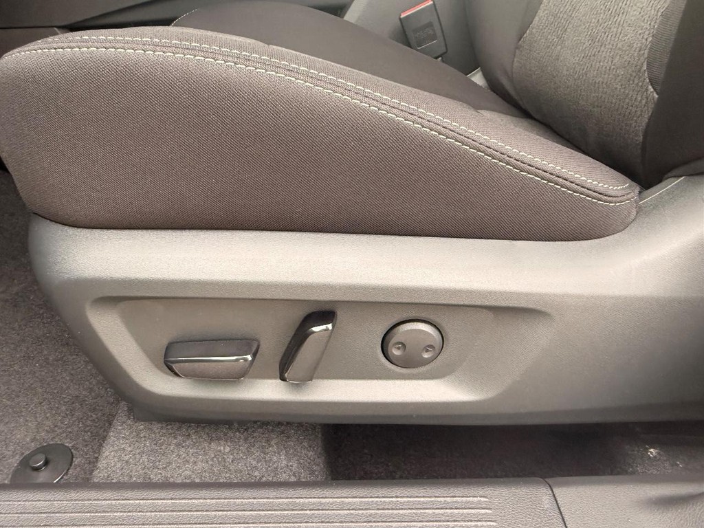 Nissan Rogue Vehicle Full-screen Gallery Image 12