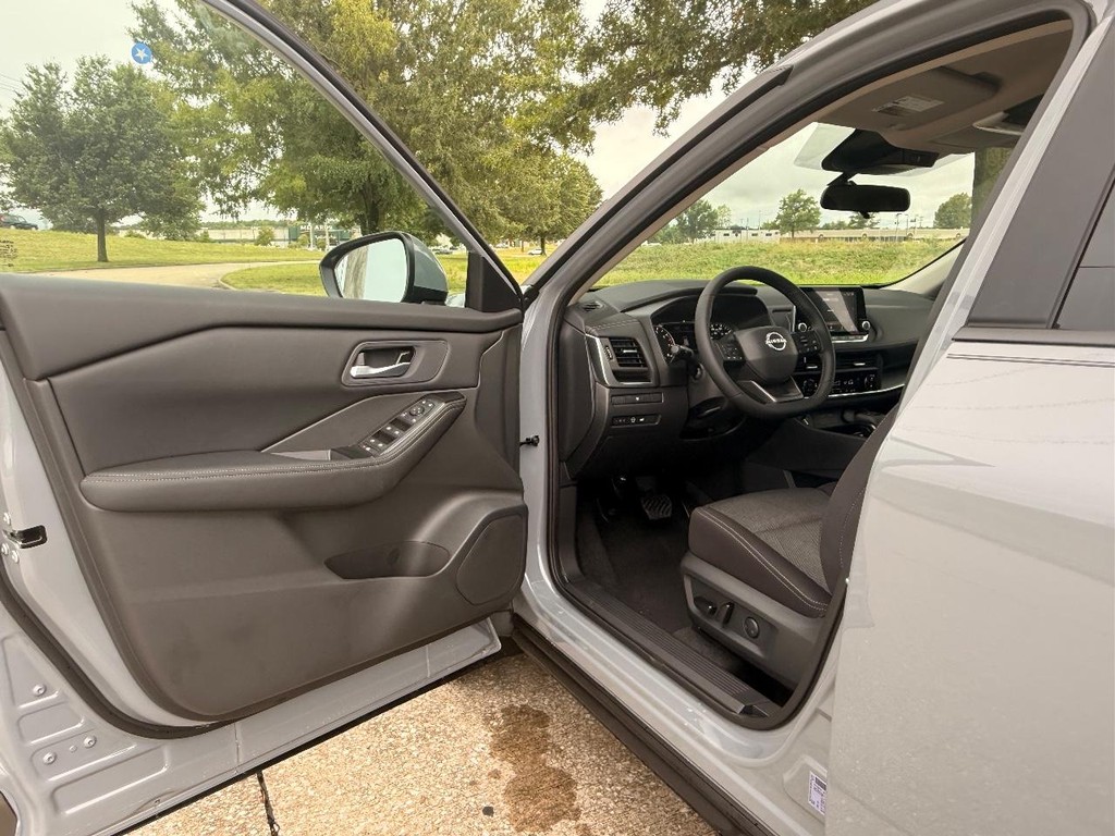 Nissan Rogue Vehicle Full-screen Gallery Image 13