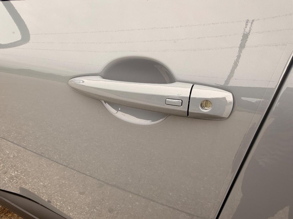 Nissan Rogue Vehicle Full-screen Gallery Image 14