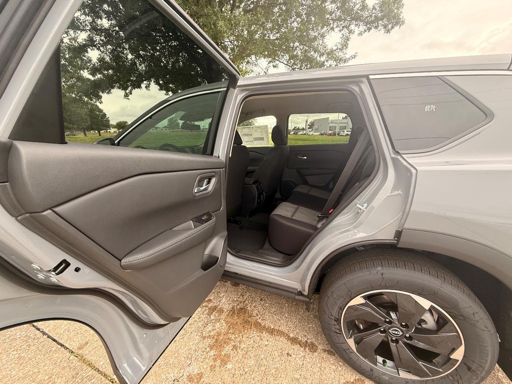 Nissan Rogue Vehicle Full-screen Gallery Image 15