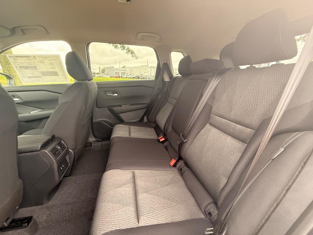 Nissan Rogue Vehicle Full-screen Gallery Image 16