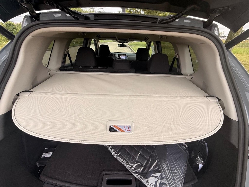 Nissan Rogue Vehicle Full-screen Gallery Image 18