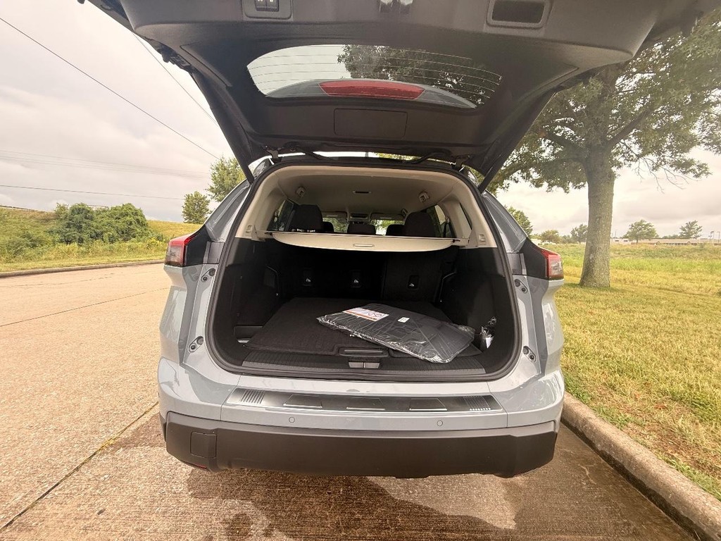 Nissan Rogue Vehicle Full-screen Gallery Image 19